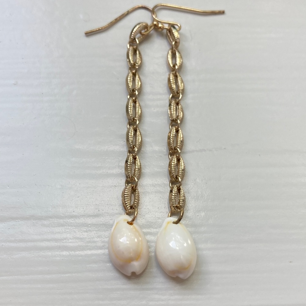 Gold tone Minimalist Cream White Sea Shell Drop Dangle Earrings